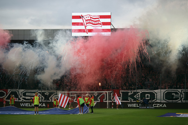 Kibice Cracovii podczas meczu piłkarskiej Ekstraklasy z Widzewem Łódź