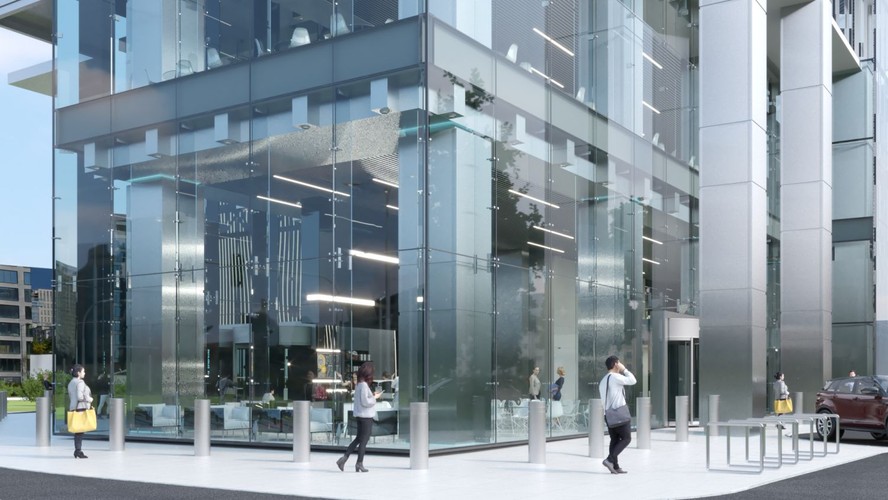 W parterze budynku przewidziano miejsce na lokale usługowe i gastronomiczne, dostępne dla wszystkich z poziomu ulicy. Obiekt będzie wyposażony w parking mieszczący ponad 450 samochodów, który zajmie 3 poziomy pod ziemią i 8 w części naziemnej, zlokalizowanej w podium wieżowca.
<br>
'Podziemna część Warsaw UNIT została już zrealizowana, obecnie prace budowlane wyszły ponad poziom gruntu. Ukończenie inwestycji zaplanowano na początek 2021 roku' - podsumowano w komunikacie.