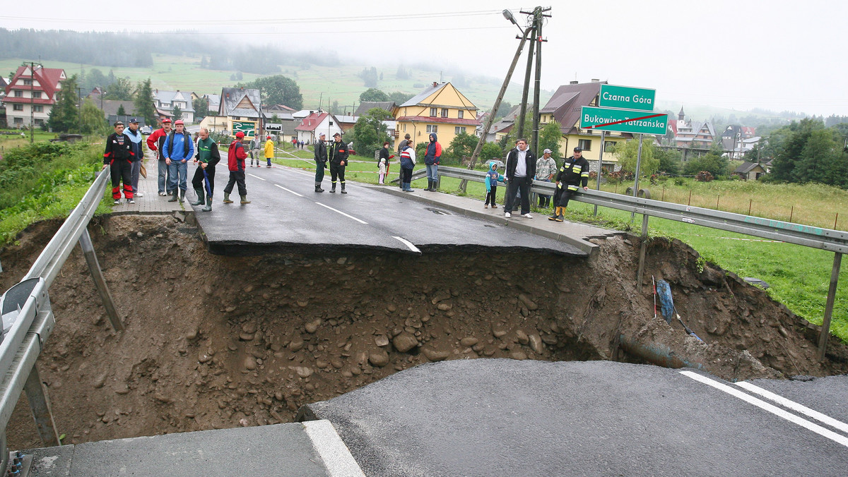 Instytut Meteorologii i Gospodarki Wodnej informuje, że na południu Polski w najbliższych dniach nadal spodziewane są opady deszczu. Oznacza to groźbę powodzi - zwłaszcza na Podkarpaciu.