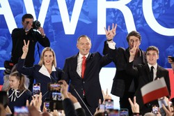 Włoska prawica gratuluje Karolowi Nawrockiemu. Media piszą o "bokserze nacjonaliście"