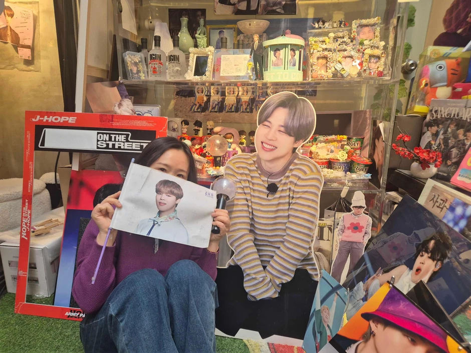 Jeon-Su, na slici u kafiću u Seulu posvećenom BTS-u, nije čula za južnokorejsku muziku pre nego što je napustila zemlju | Foto: BBC