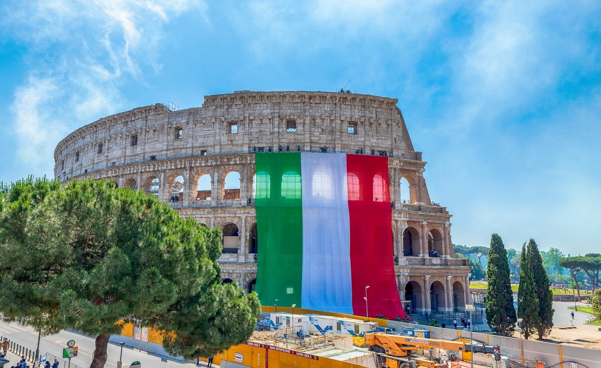 Flaga Włoch na Colosseum w Rzymie