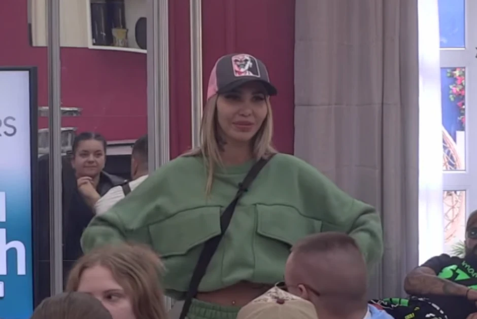 Aneli u sukobu sa Majom