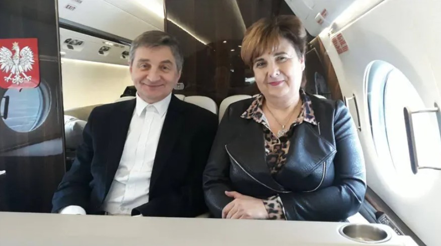 Marek Kuchciński (PiS) i Krystyna Wróblewska (PiS) lecą rządowym gulfstreamem do Rzeszowa