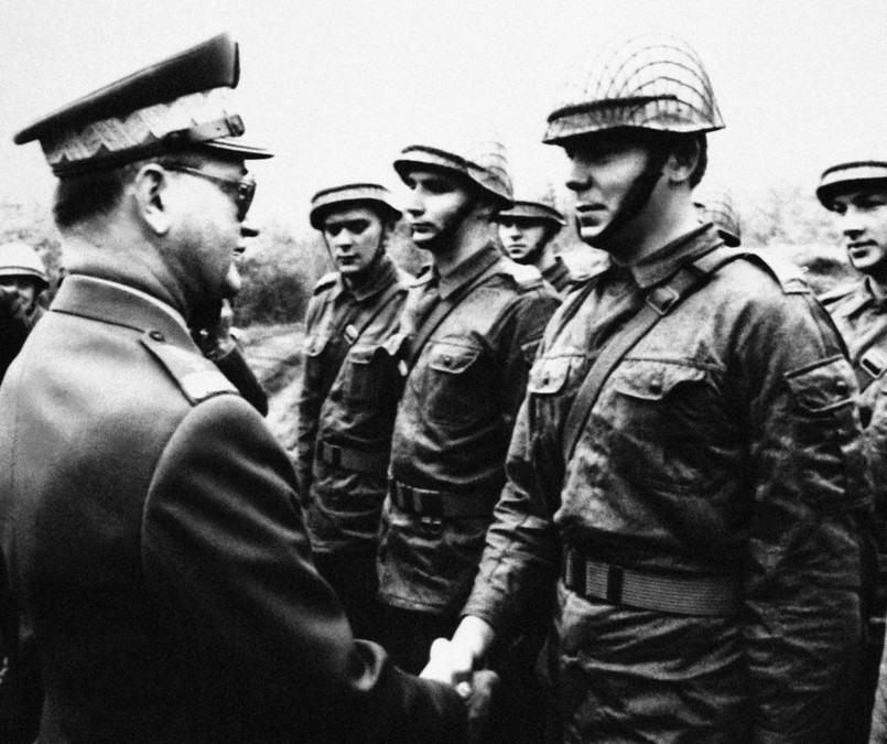 Generał Wojciech Jaruzelski składa wizytę żołnierzom z okazji 39. rocznicy powołania Ludowego Wojska Polskiego. Zdjęcie wykonane 10 października 1982 roku