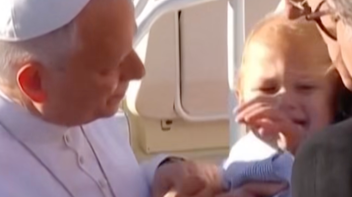 Dieťatko nebolo nadšené z požehnania od pápeža.