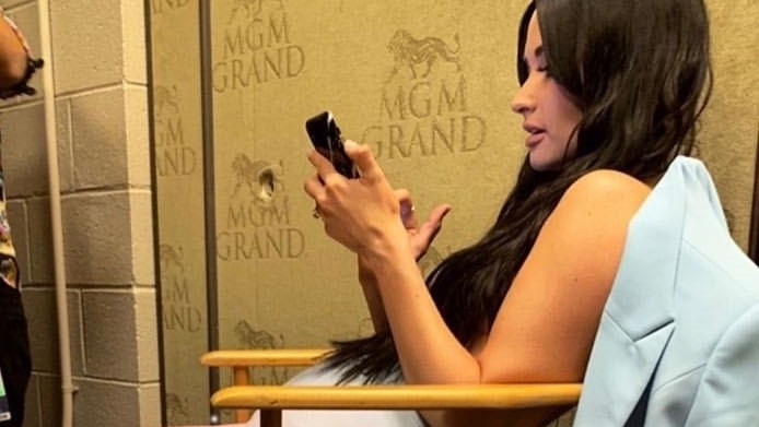Takmer polovica mladších ako 30 rokov dovolí svojmu partnerovi nahliadnuť do mobilného telefónu, foto: Kacey Musgraves, 2019
