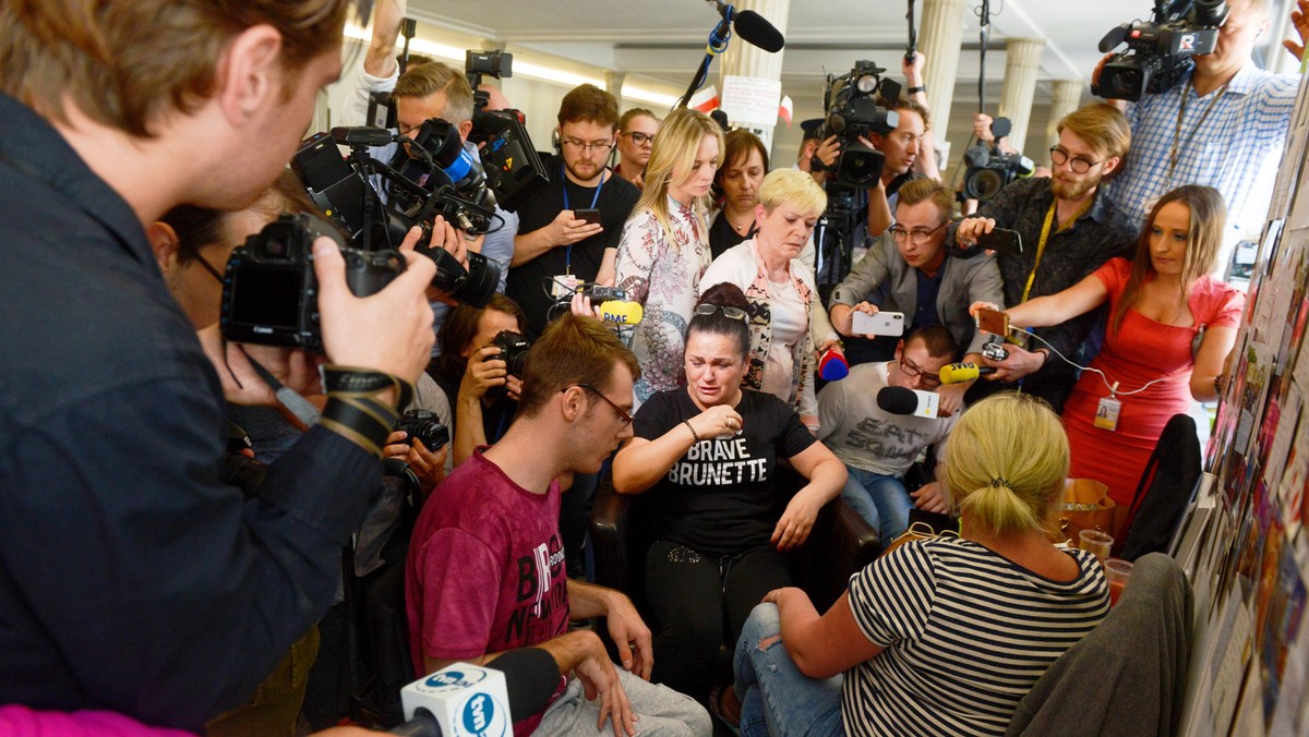 W relacjach z prowadzonego w głównym gmachu Sejmu protestu osób z niepełnosprawnościami i ich opiekunów pojawiło się wiele nieścisłości i informacji nieprawdziwych – oceniło w środę w komunikacie Centrum Informacyjne Sejmu, odnosząc się do tych informacji.