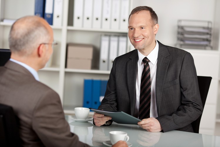 <b>Odpowiedni moment</b>
<br></br>
Czas rozmowy o awansie i podwyżce ma istotne znaczenie. Nie jest dobrze kiedy rozmowa ta przypada na wybrany pod wpływem emocji dzień, w którym chcesz wyżalić się szefowi, że jesteś niedoceniany i że inni koledzy dostali awanse niesprawiedliwie. Emocje są tu zdecydowanie złym doradcą. 
<br></br>
Dobrym momentem jest natomiast czas rozliczeń okresowych, kiedy otrzymałeś kolejną dobrą ocenę albo kiedy osiągnąłeś już znaczący staż w firmie. Dobrą okazją jest również czas świętowania ukończenia dobrego projektu, który przyniósł firmie zyski, a ty byłeś jednym z autorów tego sukcesu. Rozmowę o powiększeniu wynagrodzenia można też podjąć w momencie powierzenia ci kolejnych zadań, które wykraczają poza pierwotny zestaw twoich obowiązków.
