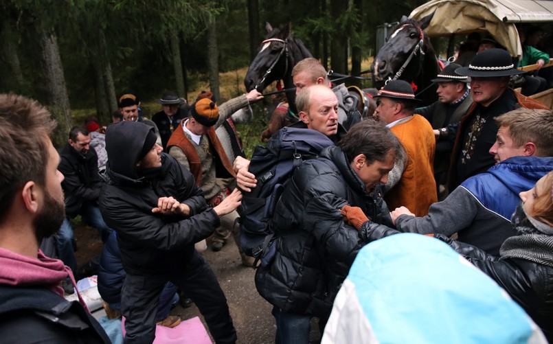 poturbowana została prezes Tatrzańskiego Towarzystwa Opieki nad Zwierzętami, Beata Czerska. Kobieta została uderzona metalowym przedmiotem, prawdopodobnie schodami ruszającego wozu. Jest w szoku, przyjechała po nią karetka pogotowia.