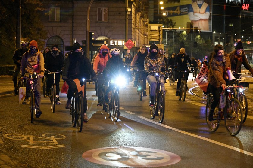 mocje sięgają zenitu. Masowe protesty po wyroku ws. aborcji kontra apel premiera