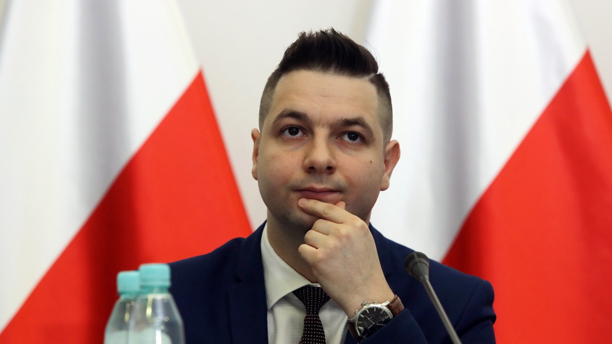 "Kuriozalną" nazwał przewodniczący komisji weryfikacyjnej Patryk Jaki wypowiedź Hanny Gronkiewicz-Waltz dotyczącą grzywien, które na nią nałożono za niestawiennictwo na rozprawach. Według niego prezydent Warszawy potwierdziła, że" zapłacą je mieszkańcy Warszawy, nie ona".