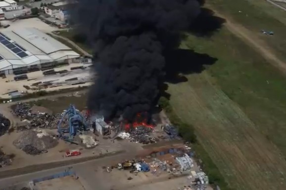 (VIDEO) DRAMATIČAN SNIMAK POŽARA IZ VAZDUHA Dron zabeležio prave razmere vatrene stihije u Kraljevu: Vatrogasci se jedva vide od zapaljenih guma i dima