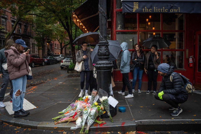 Fani Perry'ego składają kwiaty przed budynkiem, który został wykorzystany w serialu "Przyjaciele". 