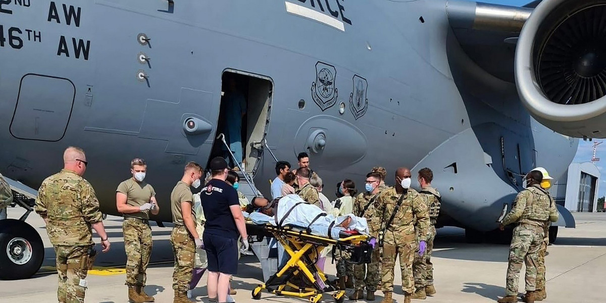 Żołnierze przyjęli poród na pokładzie samolotu