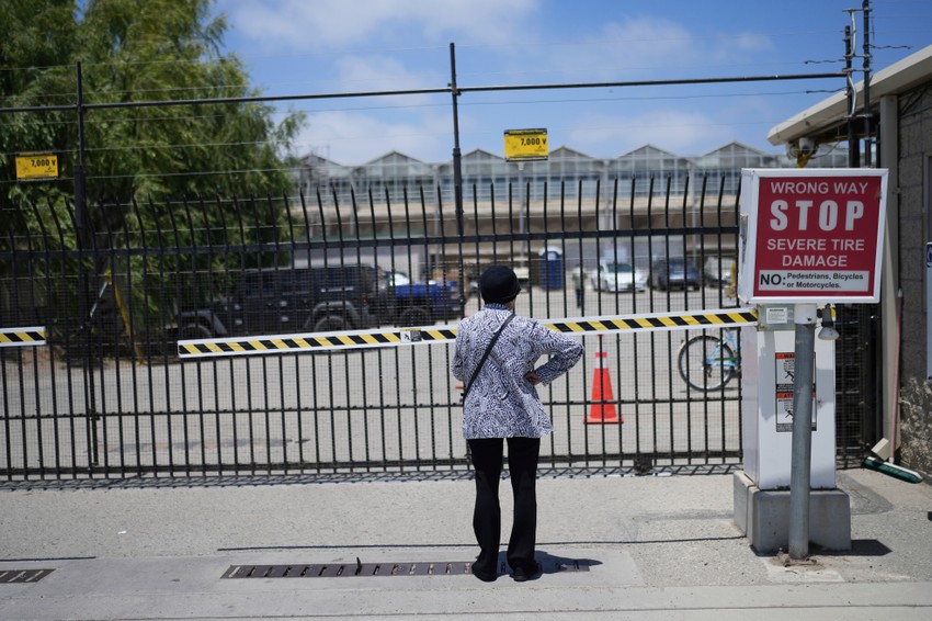 Farme Gles haus dan nakon racije 11. jula u Kamarilu, Kalifornija