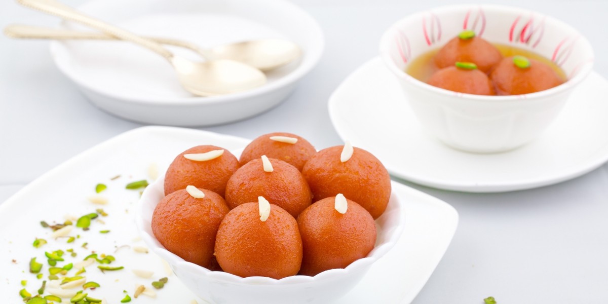 Gulab jamun, czyli pączki po indyjsku, różnią się nieco od polskiej wersji.