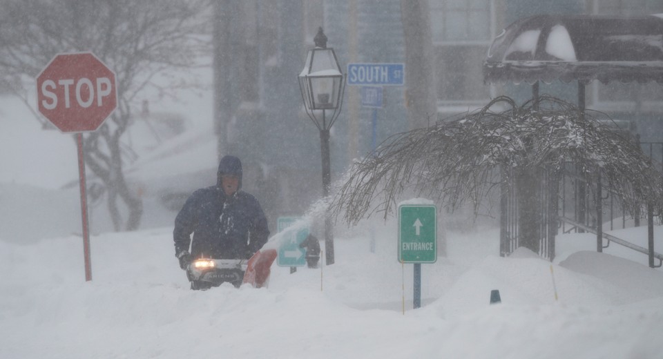 epa06417396 - USA WEATHER WINTER STORM (Winter storm hits New England)