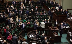 Poparcie dla PiS, Nowoczesnej i Kukiz'15 spadło, dla PO wzrosło. NAJNOWSZY SONDAŻ