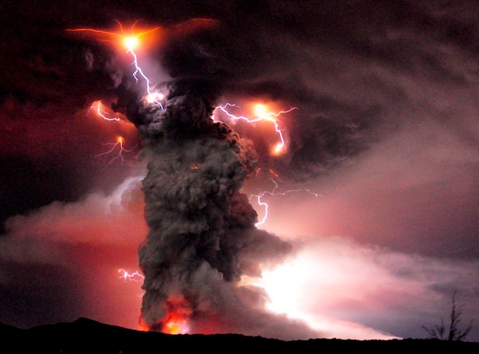 Wulkaniczna burza z piorunami po erupcji wulkanu Puyehue-Cordon Caulle w Chile