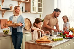 Karta Dużej Rodziny także dla rodzin wychowujących dwójkę dzieci. Te osoby często nie wiedzą, że mogą korzystać ze zniżek. Wystarczy złożyć wniosek