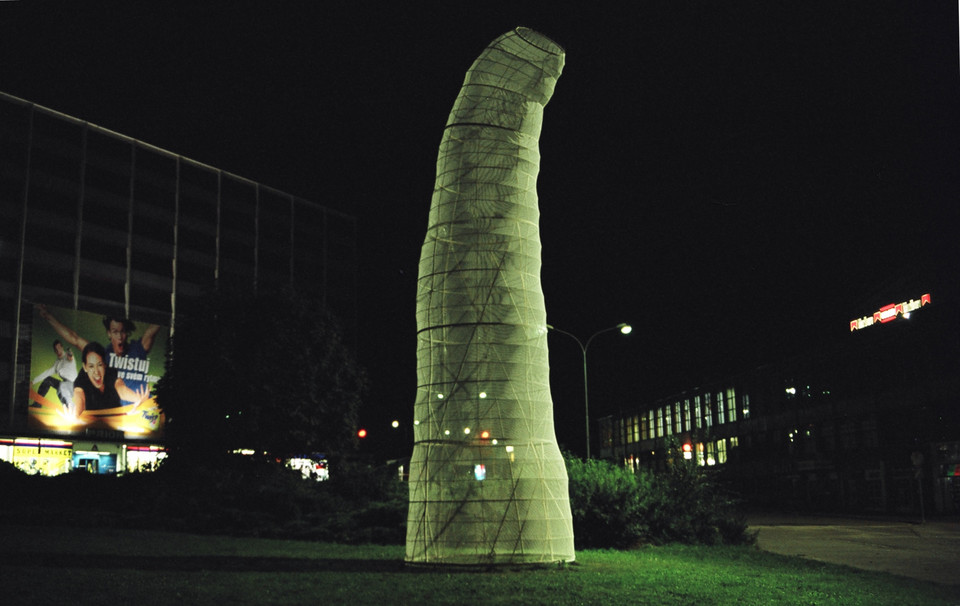 "Housenka ranného kapitalismu" ("Early Capitalism Caterpillar", 2001) 