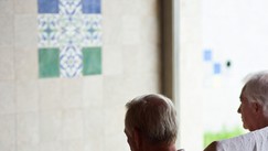 Penzioneri u banji/ilustracija