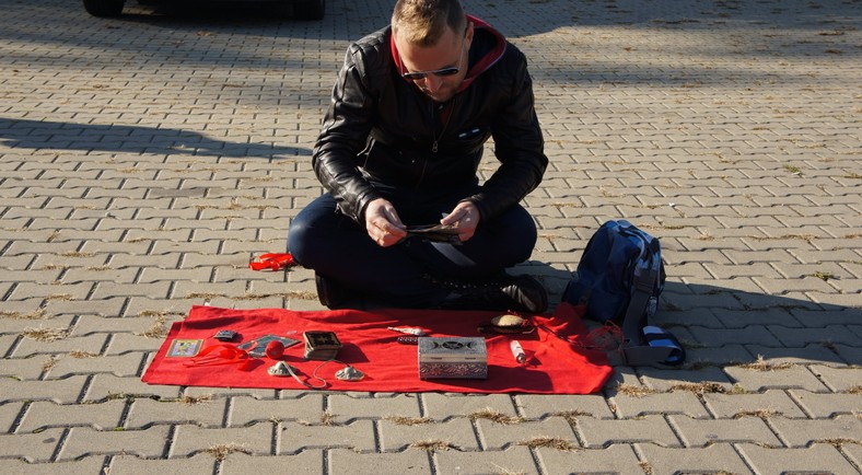 Wróżbita David rozłożył się na parkingu, fot. T.Borejza