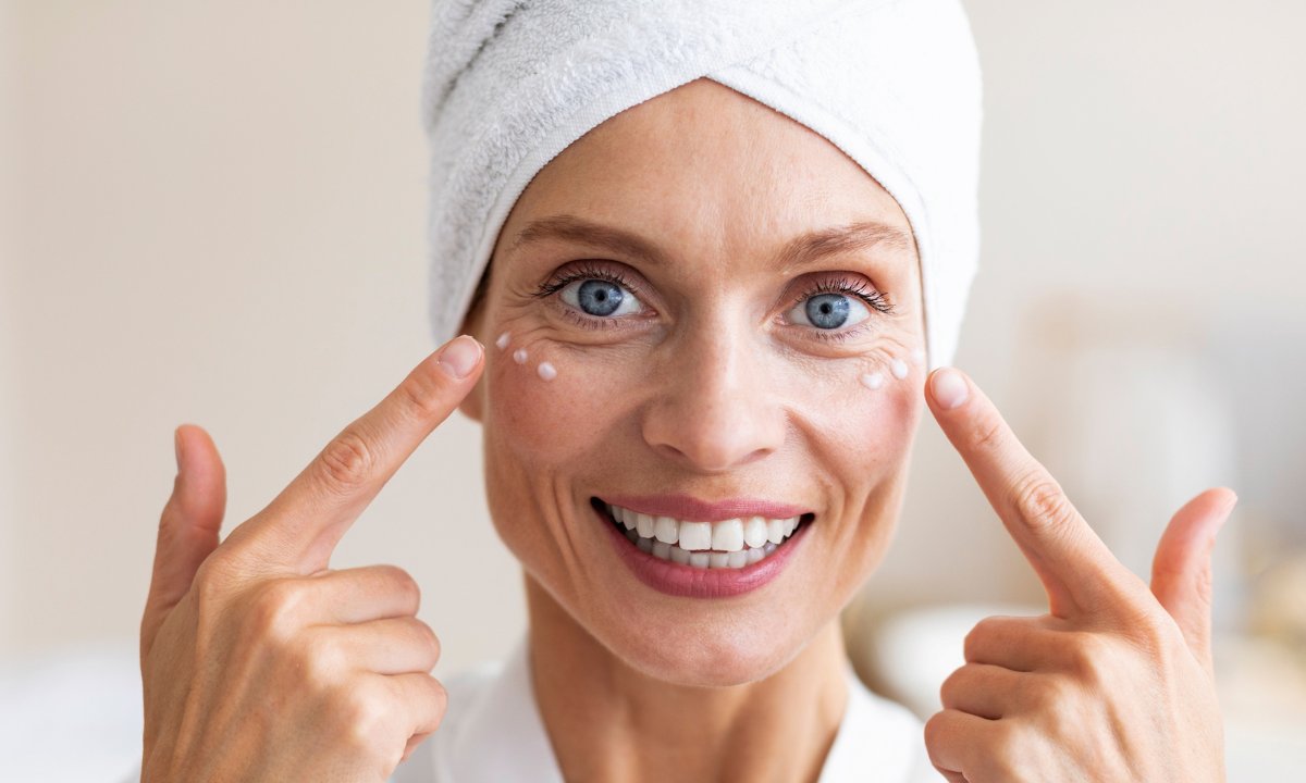 Polki wykupują masowo ten żel pod oczy! Sińce znikają w trymiga, likwiduje dolinę łez