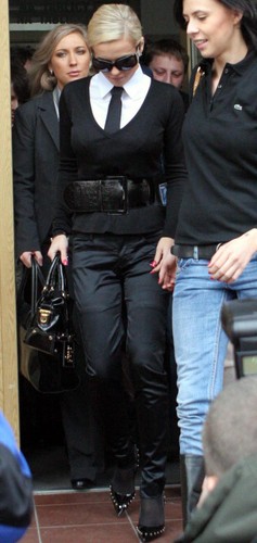 Smutna Doda wychodzi z sądu. Jeszcze tu wróci