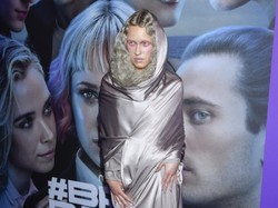 Można było zaniemówić. Helena Englert w bardzo niepospolitej stylizacji na premierze serialu [FOTO]