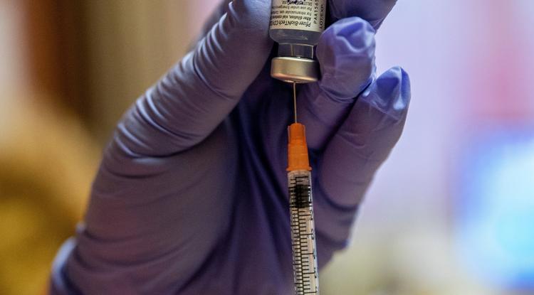A Pfizer-BioNTech koronavírus elleni vakcináját készítik elő az oltáshoz az orosházi Platán Idősek Otthonában 2021. január 10-én.