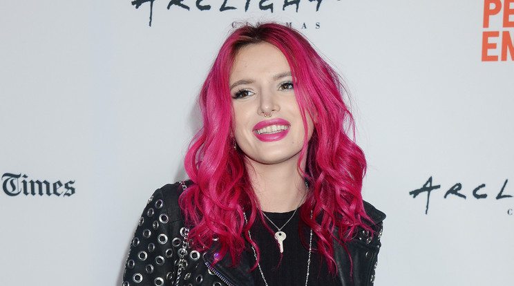 Megint megvillantotta mellét Bella Thorne/Fotó: Northfoto