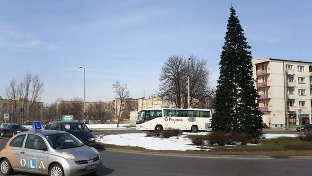 Choć świąteczne drzewko stoi jeszcze od ubiegłego roku, to nikt nie pomyślał o jego uprzątnięciu przed Wielkanocą.