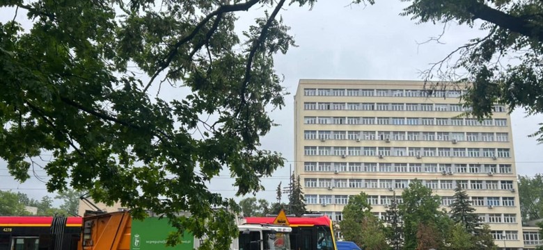 Poważny wypadek. Tramwaj zderzył się ze śmieciarką w Warszawie