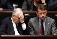 Prezes PiS Jarosław Kaczyński (L) i poseł PiS Mariusz Błaszczak (P)