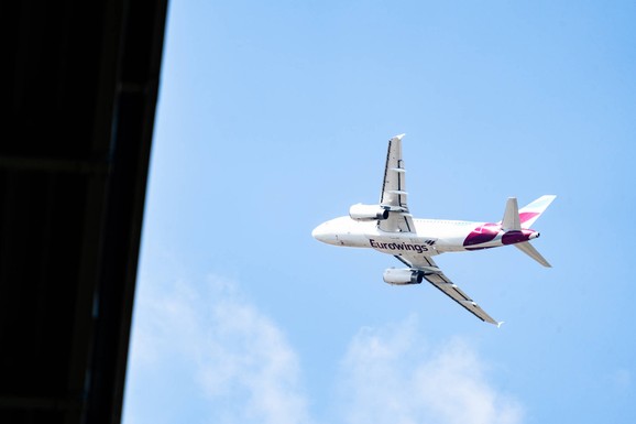 GROM UDARIO AVION PUN PUTNIKA! Panika nakon poletanja iz Štutgarta