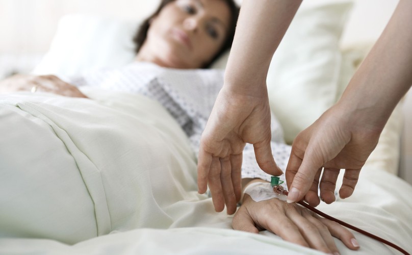 5. Żywienie medyczne stosuje się tylko w szpitalu. To przede wszystkim kroplówki – Jak wykazało badanie świadomościowe, żywienie medyczne kojarzy się często z karmieniem za pomocą sondy bądź „kroplówki”, tymczasem form leczenia żywieniowego jest więcej