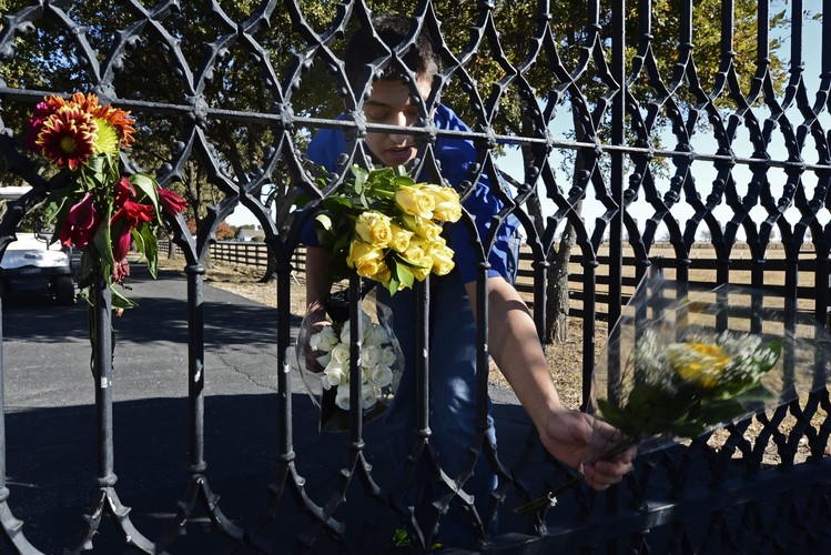 Kwiaty w bramie Southfork Ranch