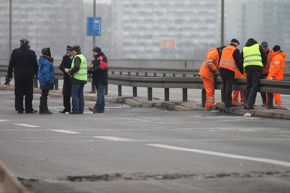 Oględziny zniszczonej nawierzchni mostu Łazienkowskiego