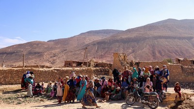 Earthquake survivors wait for aid, in the aftermath of the 6.8 magnitude earthquake, in the village of Ighil Ntalghoumt, Morocco, September 11, 2023. REUTERS/Nacho Doce