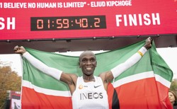 Wynik Kipchoge w maratonie wzbudza zachwyt i... wątpliwości