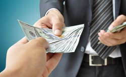 Doradca nie jest niezależny. Firmy pożyczkowe opłacają brokerów z korzyścią dla siebie