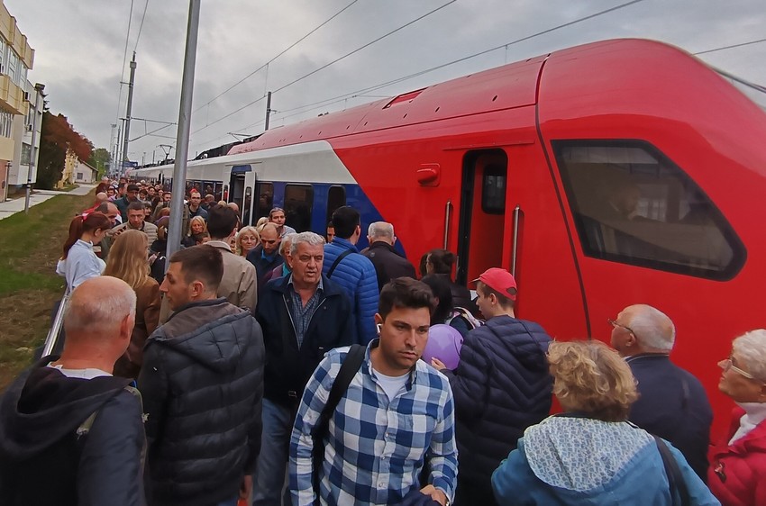 Dolazak voza u Suboticu u popodnevnim časovima i "sudar" putnika koji izlaze i ulaze u njega
