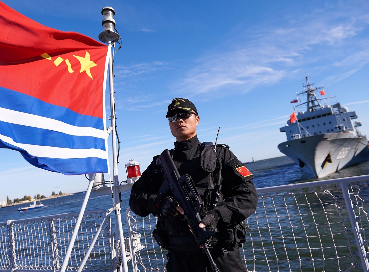 Chiński marynarz na warcie na pokładzie jednego z trzech chińskich okrętów, które 7 października zacumowały w porcie w Gdyni. Do Gdyni zawinęły niszczyciel rakietowy „Jinan”, fregata rakietowa „Yiyang” oraz okręt zaopatrzeniowy „Qiandaohu”
