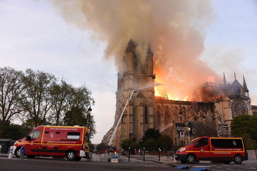 Notre Dame w płomieniach