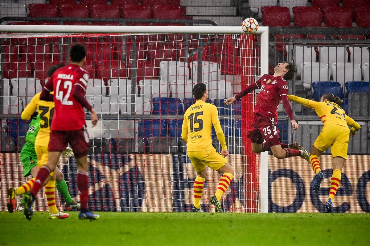 Piłkarz Bayernu Monachium Thomas Mueller (2-P) strzelający gola FC Barcelonie