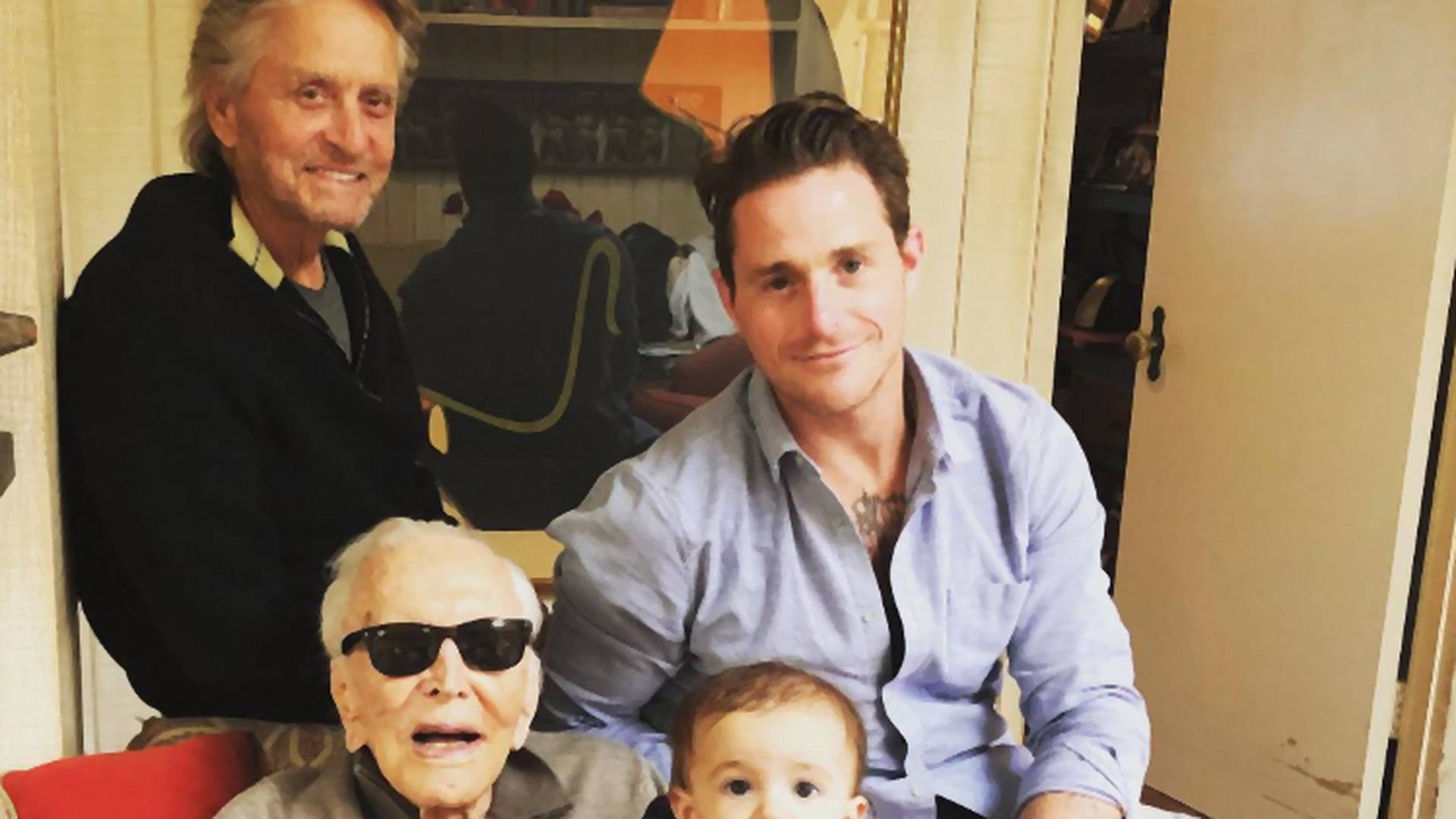 Michael Douglas négygenerációs családi fotót posztolt 102 éves apjával