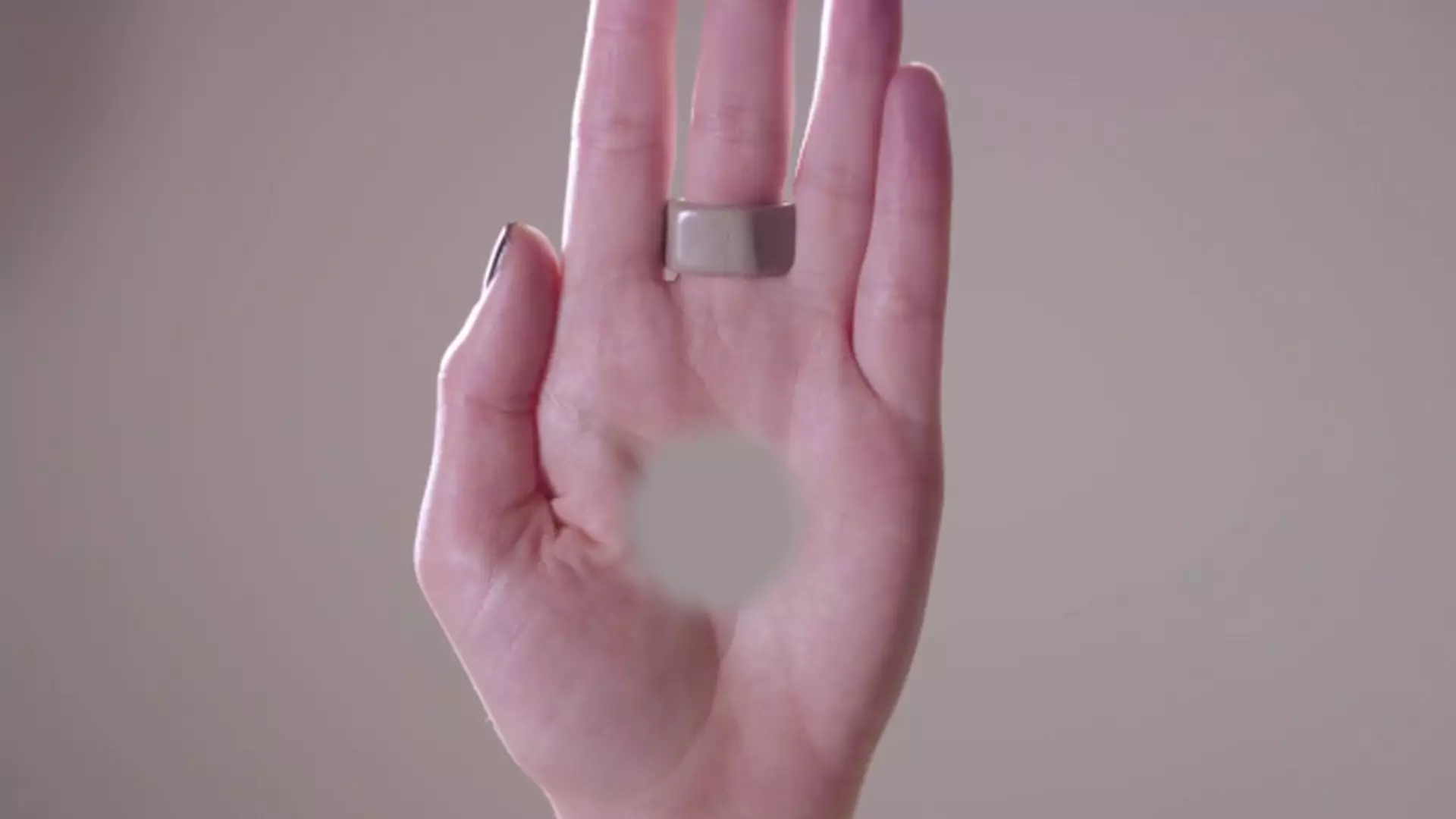 Dzięki tej szalonej iluzji optycznej zobaczysz dziurę w swojej dłoni