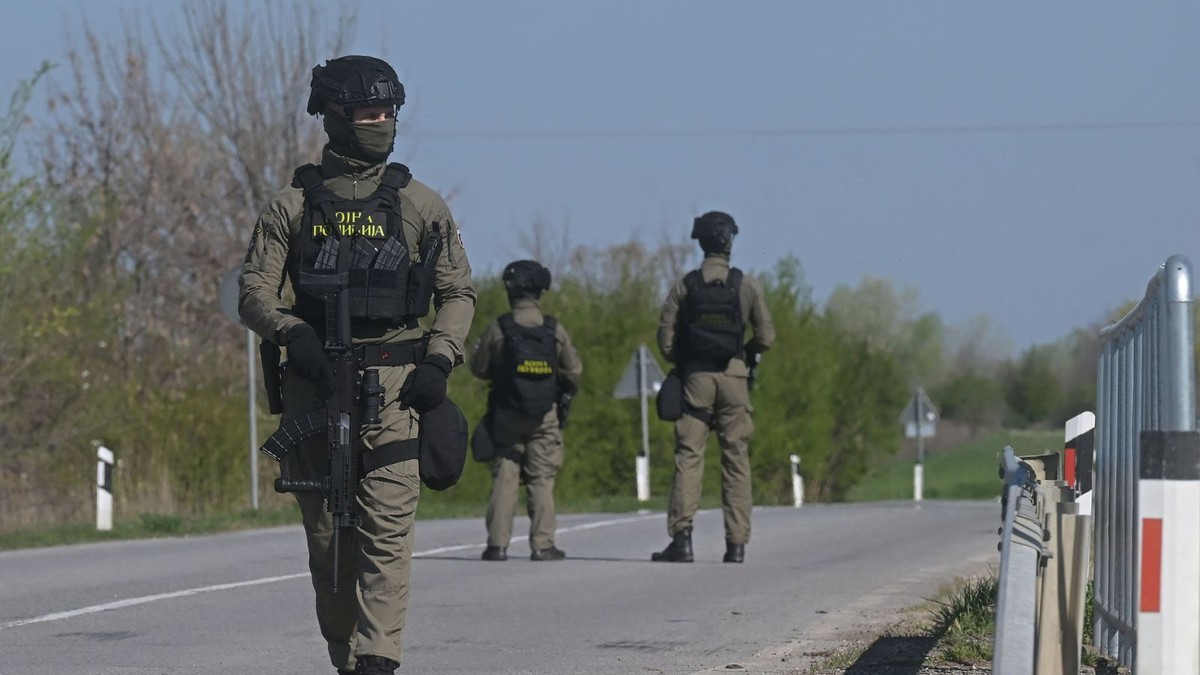 VOJNICI NAORUŽANI DO ZUBA PATROLIRAJU KOD KANJIŽE Opsadno stanje na severu Srbije nakon što je pronađen EKSPLOZIV KOD GASOVODA (FOTO, VIDEO)